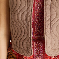 Chaqueta Taupe Sin Mangas Elasticidad Nula Sin Forro Calce Normal Tela Plano