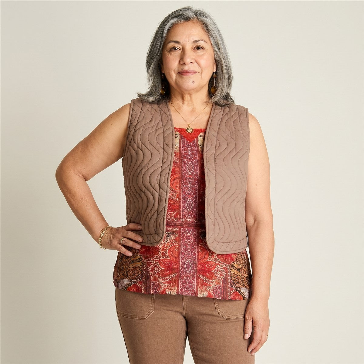 Chaqueta Taupe Sin Mangas con DiseÃ±o Quilt en modelo adulta