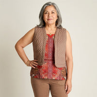 Chaqueta Taupe Sin Mangas con DiseÃ±o Quilt en modelo adulta