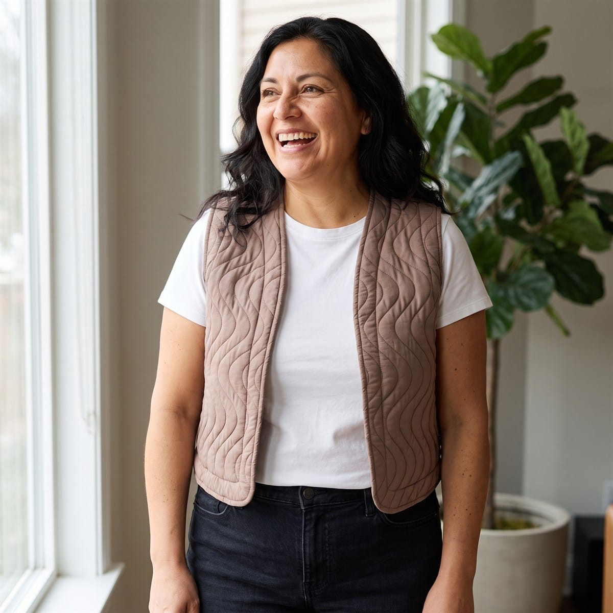 Chaqueta Taupe Sin Mangas con Diseño Quilt lifestyle