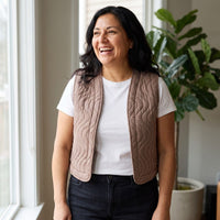 Chaqueta Taupe Sin Mangas con Diseño Quilt lifestyle