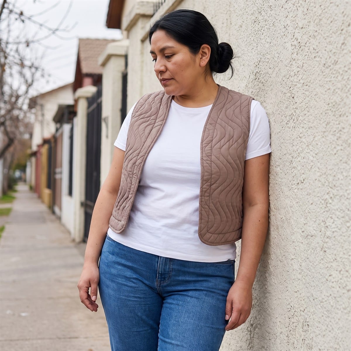 Chaqueta Taupe Sin Mangas con Diseño Quilt lifestyle