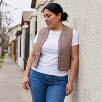 Chaqueta Taupe Sin Mangas con Diseño Quilt lifestyle