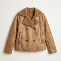 Chaqueta Camel en Ecocuero con Cuello Sherpa y Doble Botonadura en plano