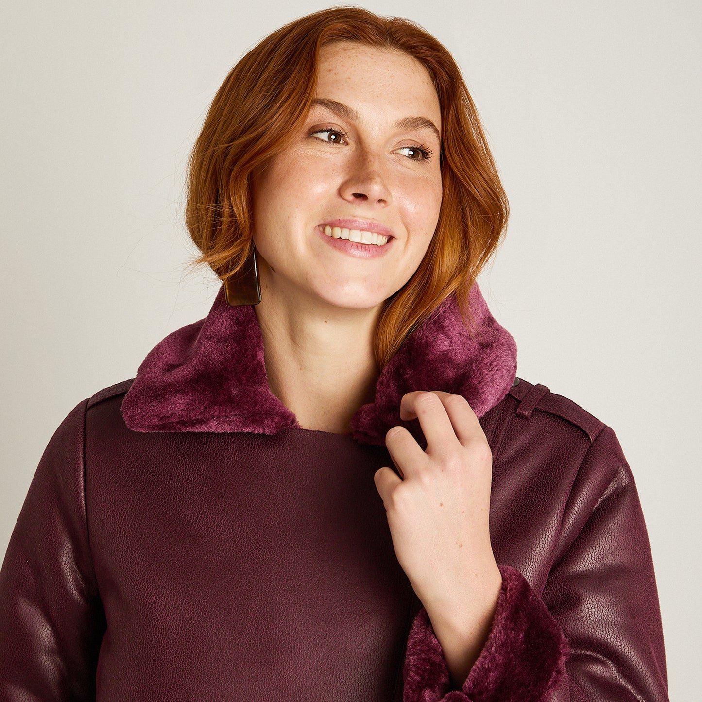 Chaqueta Burdeo Manga Larga Elasticidad Nula Con Forro Calce Normal Tela Bonded