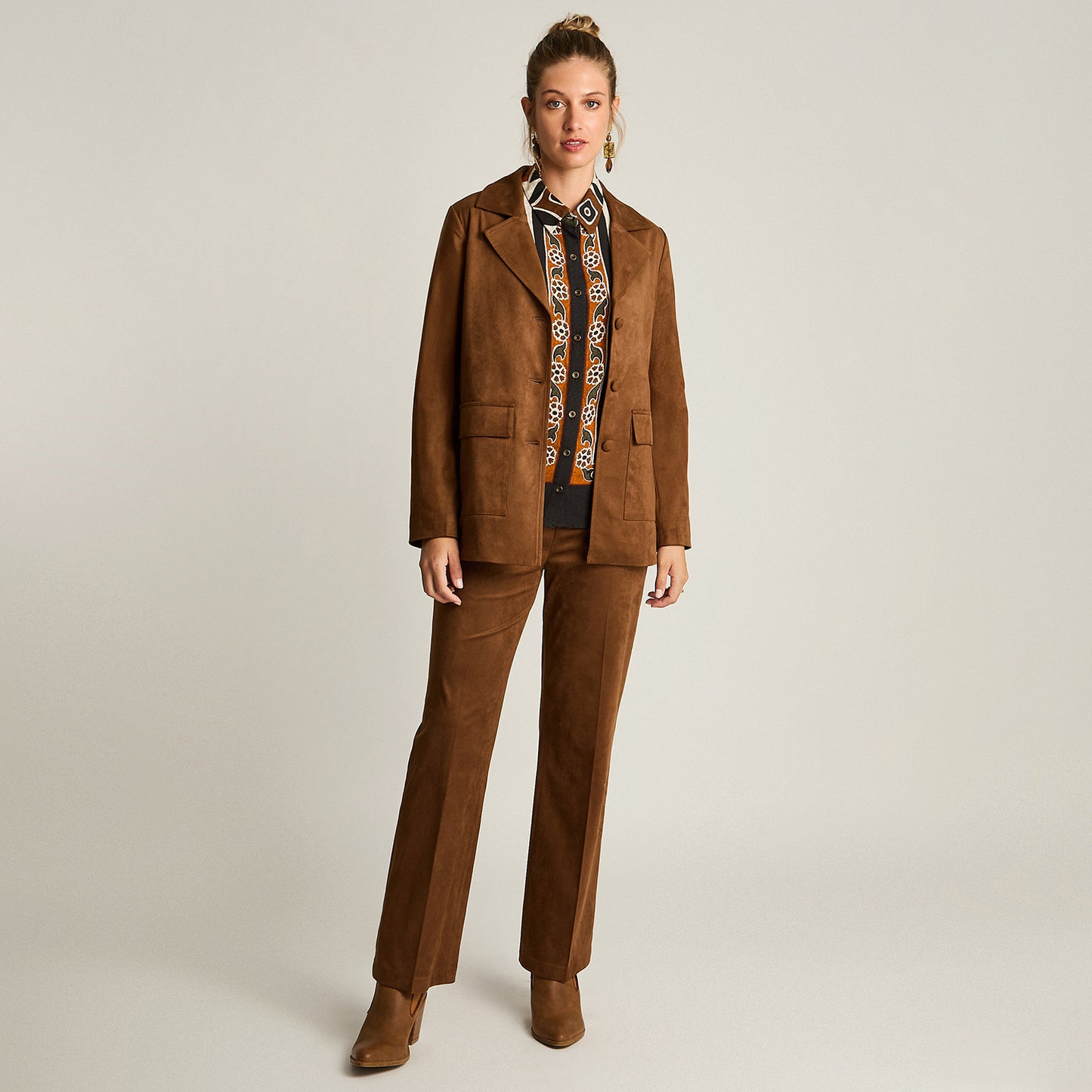 Chaqueta Camel Manga Larga Elasticidad Nula Con Forro Calce Normal Tela Plano