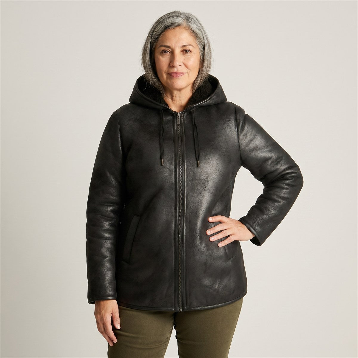 Chaqueta Negra de Ecocuero con Gorro y Forro Sherpa en modelo adulta