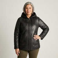 Chaqueta Negra de Ecocuero con Gorro y Forro Sherpa en modelo adulta