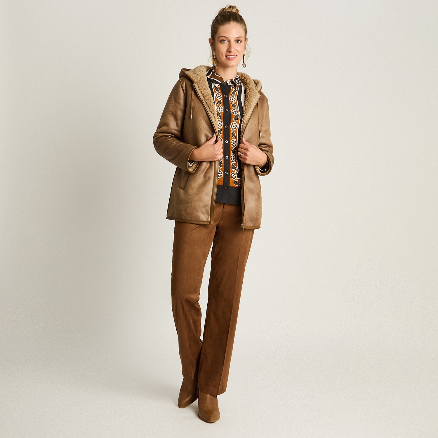 Chaqueta Camel Manga Larga Elasticidad Nula Con Forro Calce Normal Tela Bonded