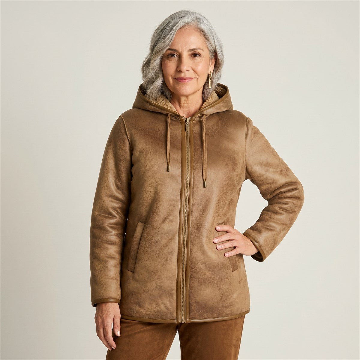Chaqueta Camel Ecocuero Forro Sherpa en modelo adulta