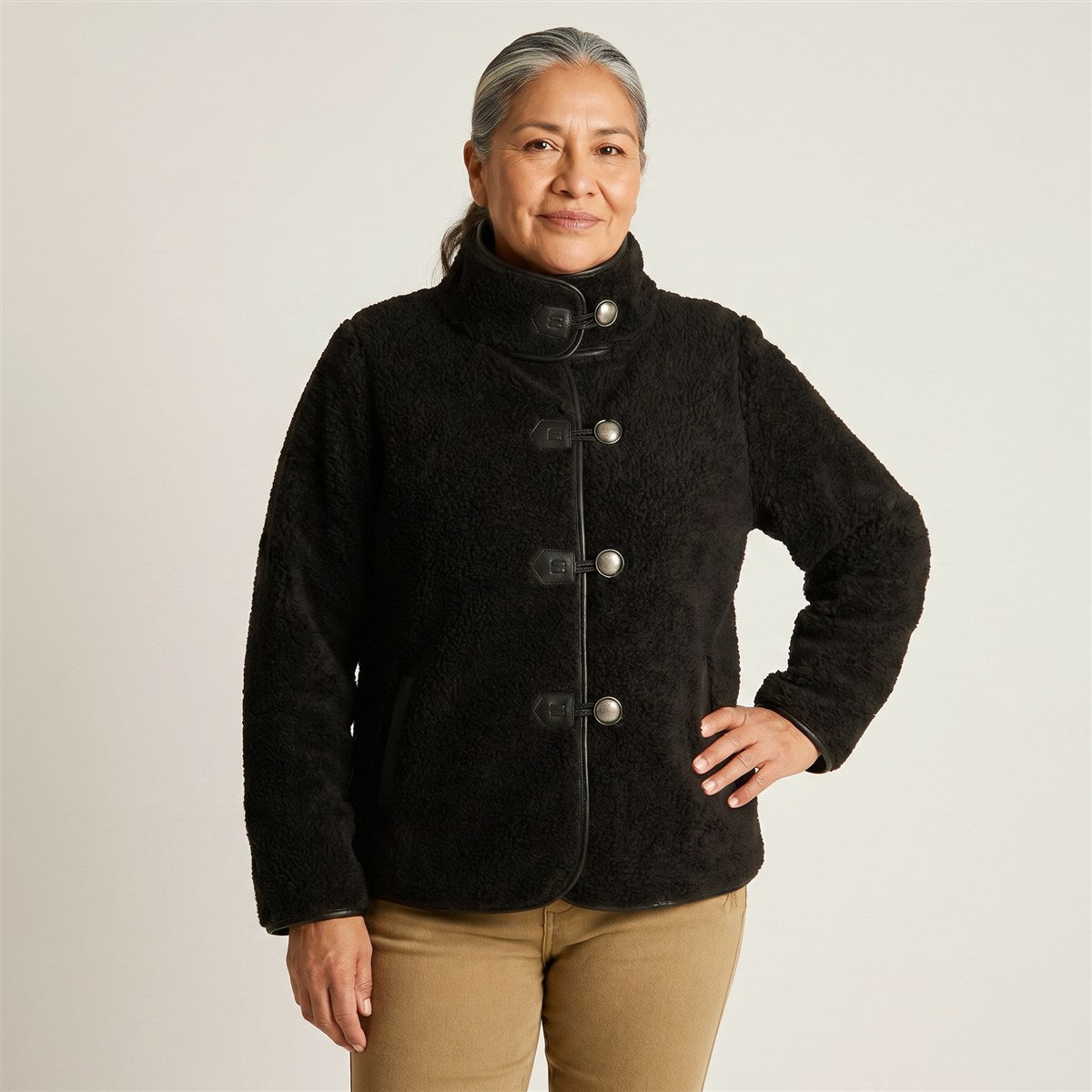 Chaqueta Negra de Sherpa con Botones y Detalles en Ecocuero en modelo adulta