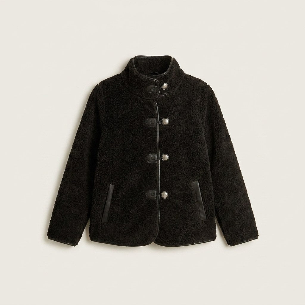 Chaqueta Negra de Sherpa con Botones y Detalles en Ecocuero en plano