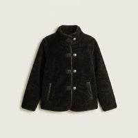 Chaqueta Negra de Sherpa con Botones y Detalles en Ecocuero en plano