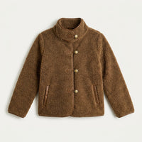 Chaqueta Café de Sherpa con Botones y Detalles en Ecocuero en plano