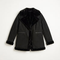 Chaqueta Negra de Suede con Forro Sherpa y Solapa Amplia en plano