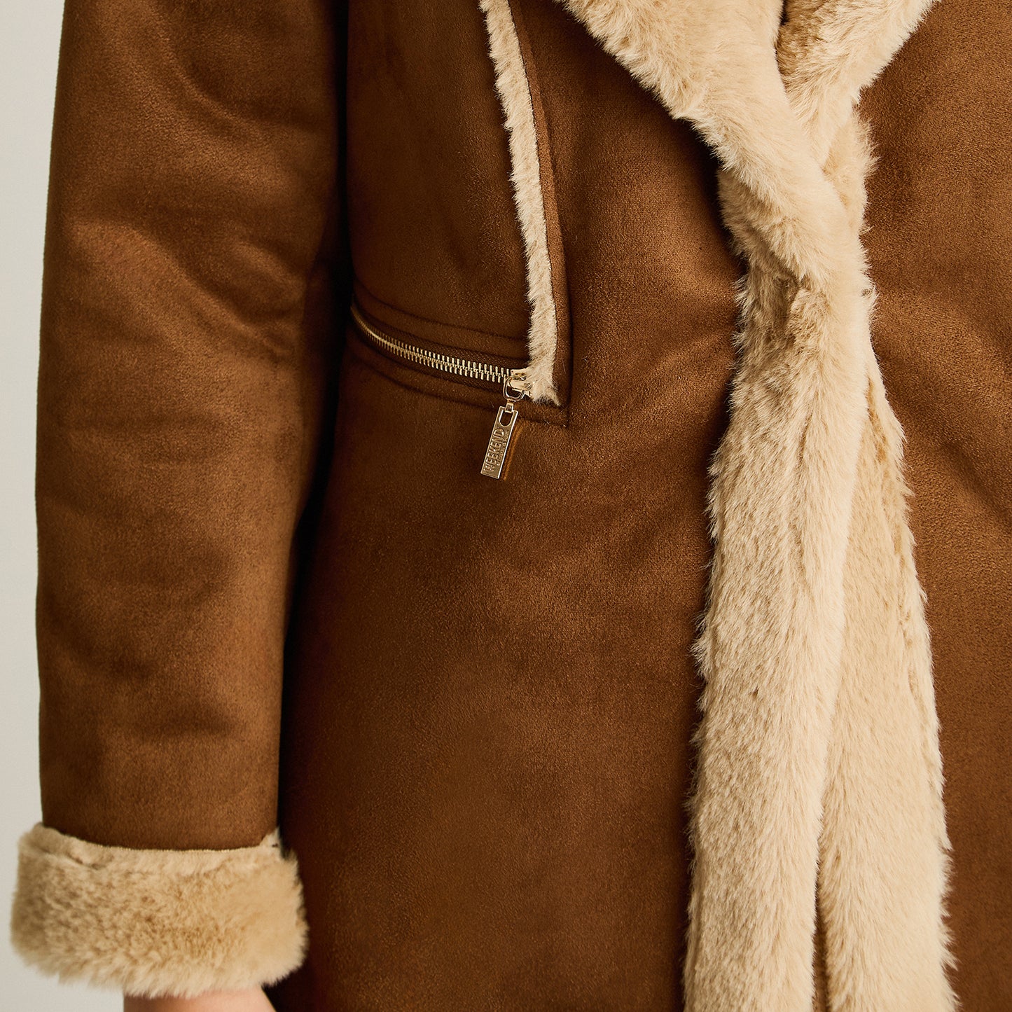Chaqueta Camel Manga Larga Elasticidad Nula Con Forro Calce Normal Tela Bonded