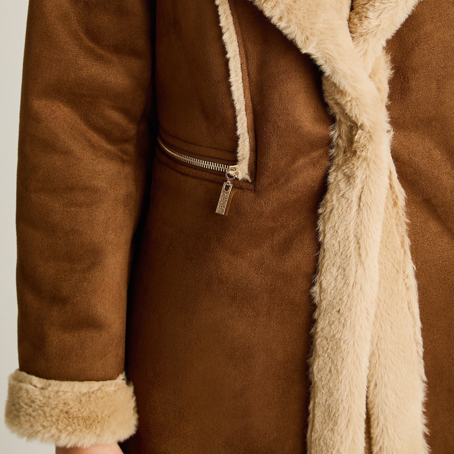 Chaqueta Camel Manga Larga Elasticidad Nula Con Forro Calce Normal Tela Bonded