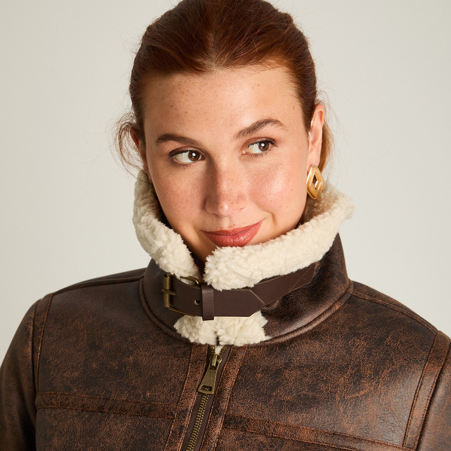 Chaqueta Cafe Manga Larga Elasticidad Nula Con Forro Calce Normal Tela Bonded