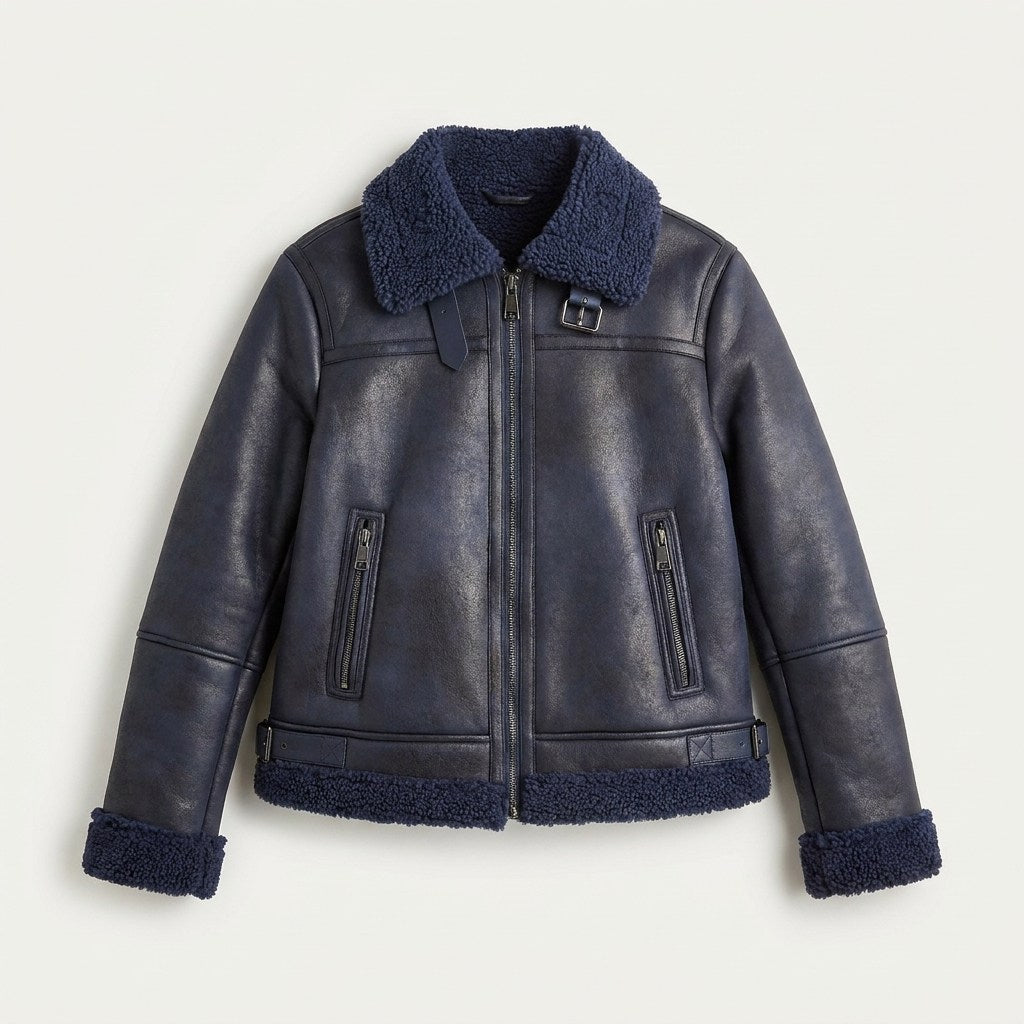 Chaqueta Aviadora Azul con Forro Sherpa y Detalle de Hebilla en plano