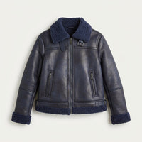 Chaqueta Aviadora Azul con Forro Sherpa y Detalle de Hebilla en plano