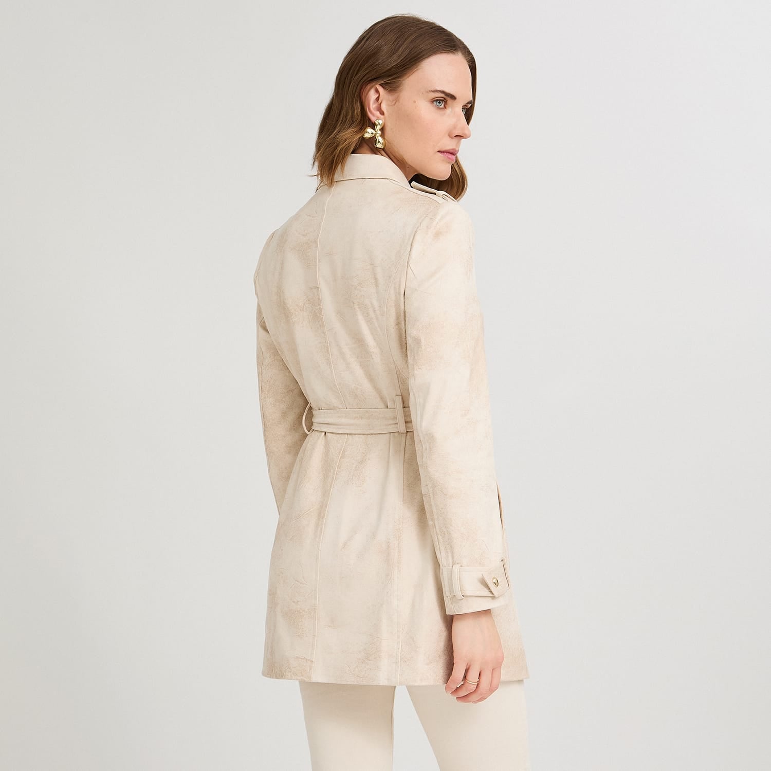 Casaca Larga de Suede con Botones Dorados y Cinturón Amarillo