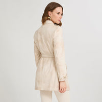 Casaca Larga de Suede con Botones Dorados y Cinturón Amarillo