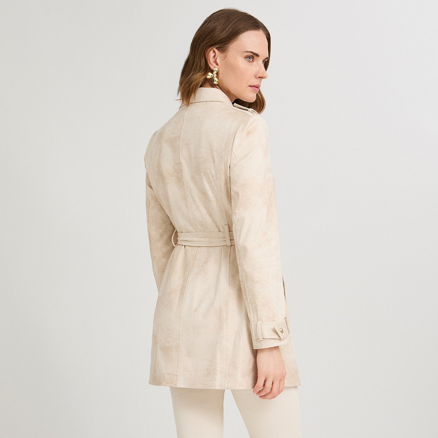 Casaca Larga de Suede con Botones Dorados y Cinturón Amarillo