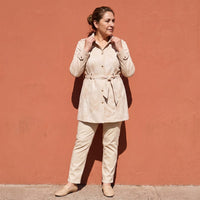 Casaca Larga de Suede con Botones Dorados y Cinturón Amarillo lifestyle