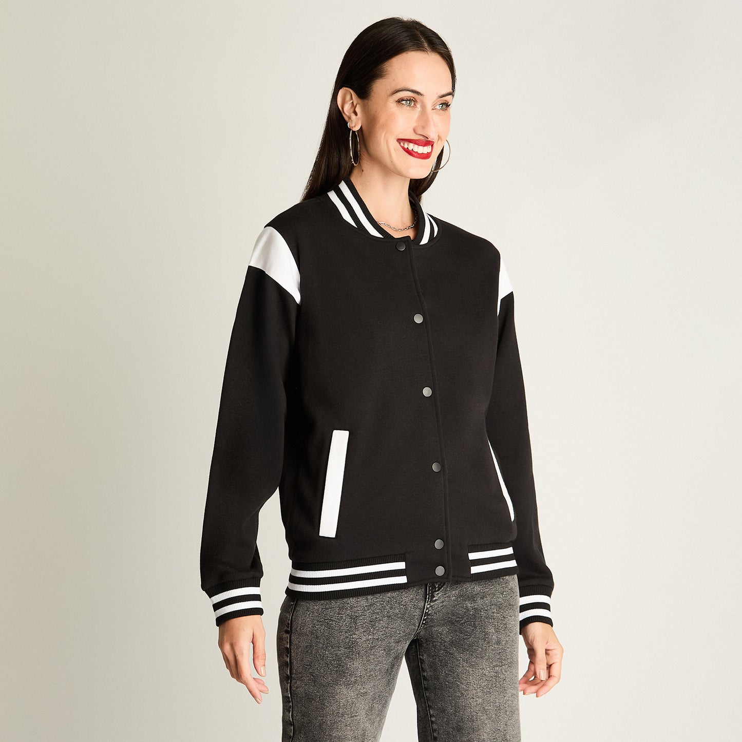 Chaqueta Bomber Con Aplicaciones En Contraste Negro