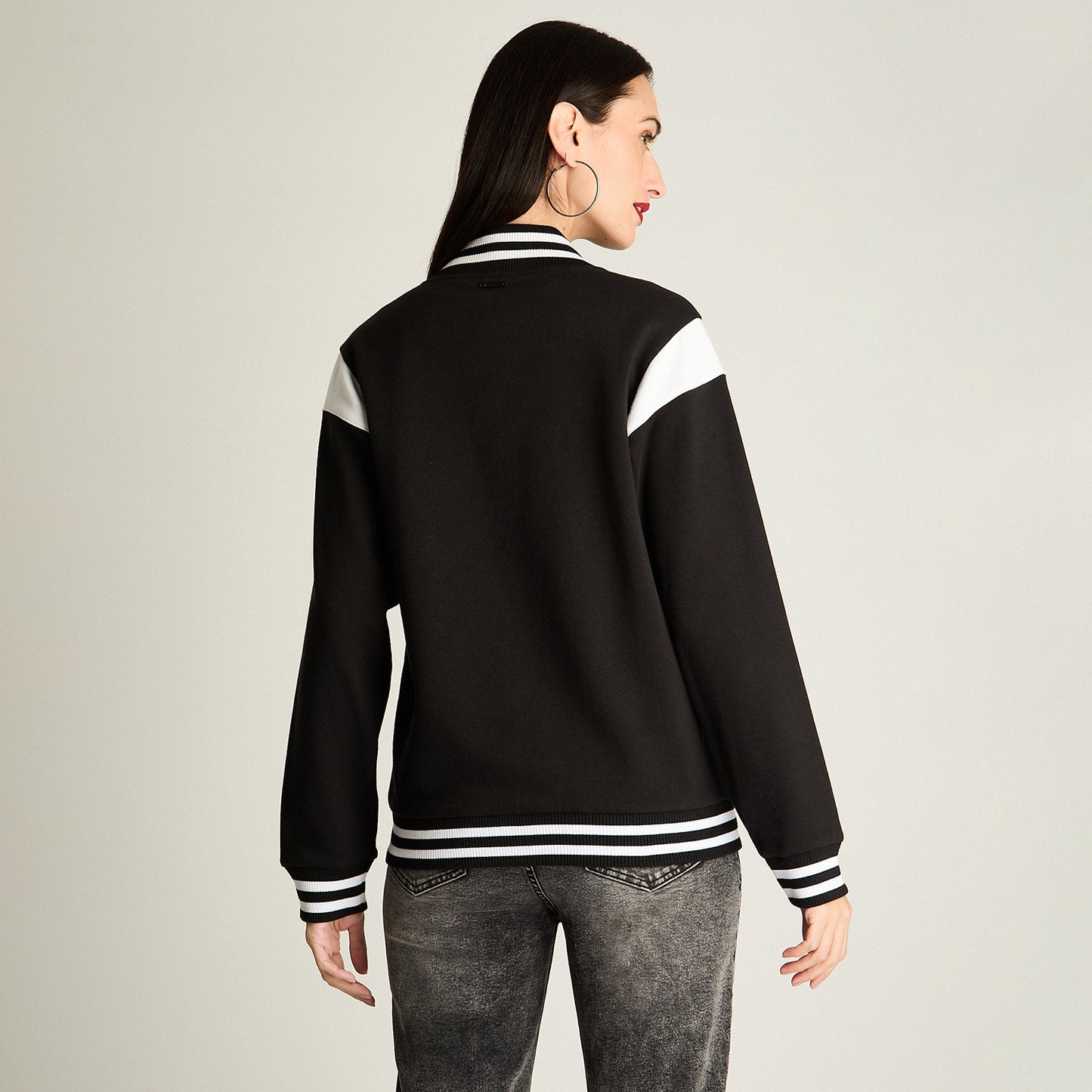 Chaqueta Bomber Con Aplicaciones En Contraste Negro