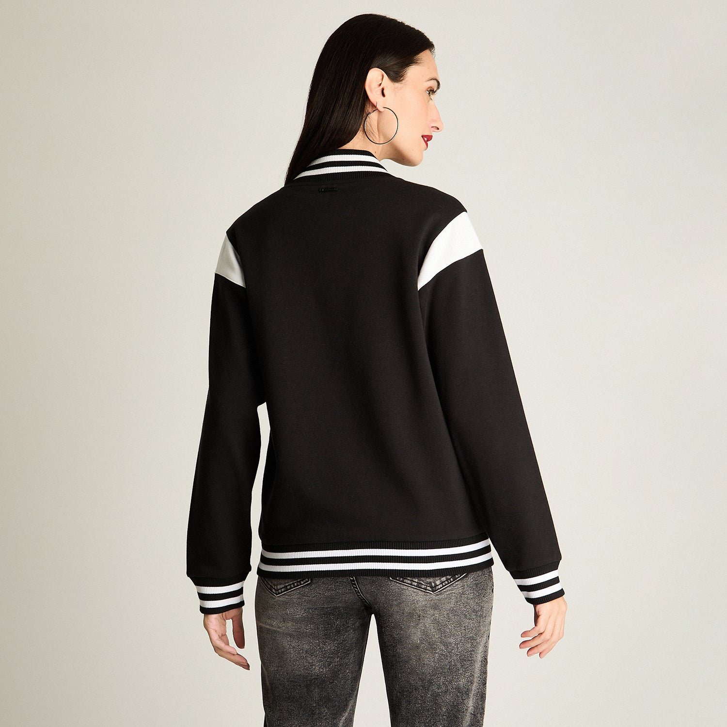 Chaqueta Bomber Con Aplicaciones En Contraste Negro