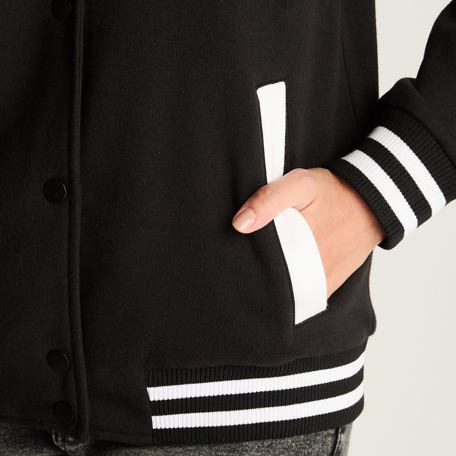 Chaqueta Bomber Con Aplicaciones En Contraste Negro