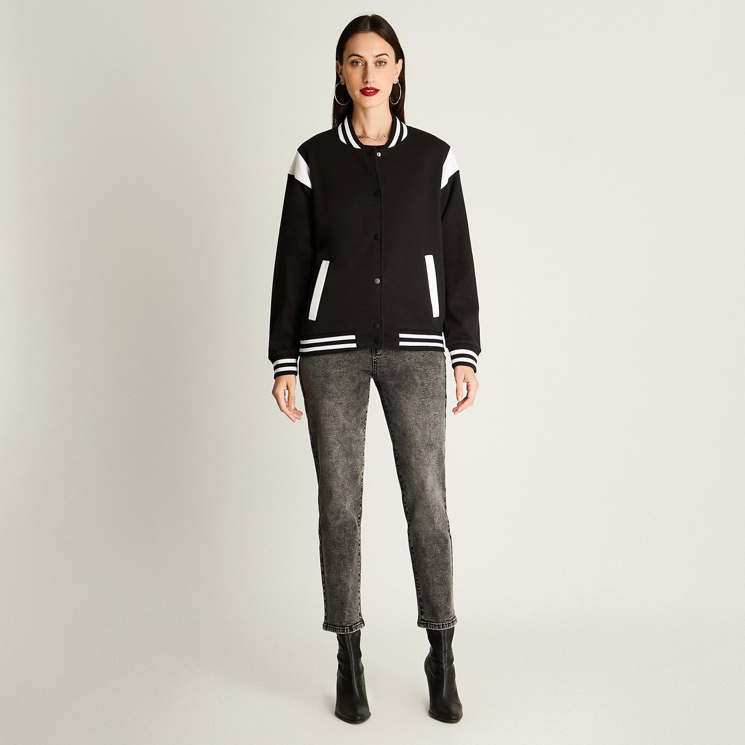 Chaqueta Bomber Con Aplicaciones En Contraste Negro