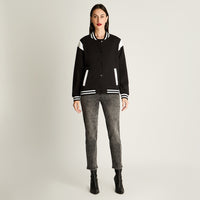 Chaqueta Bomber Con Aplicaciones En Contraste Negro