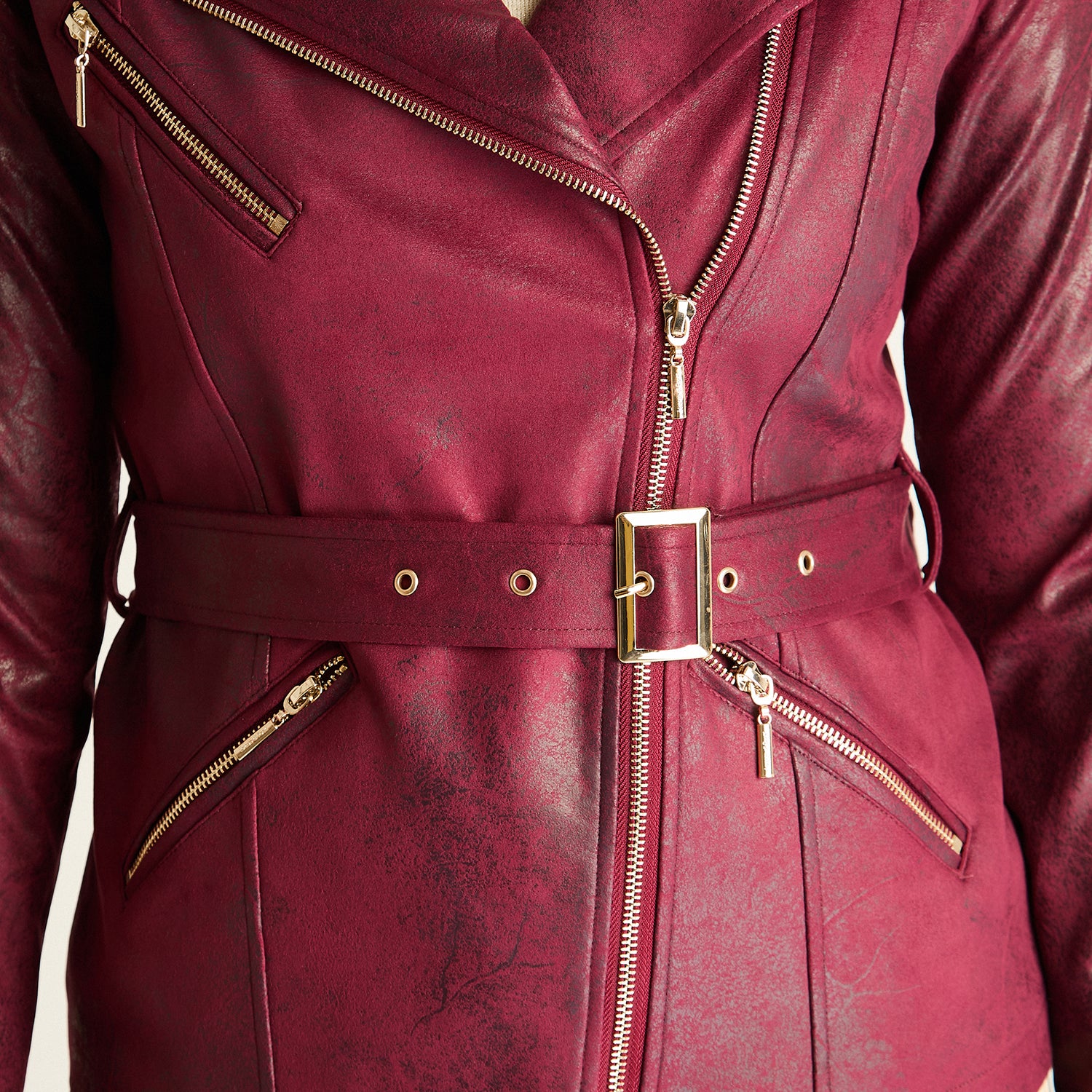 Chaqueta Burdeo con Cierres Decorativos
