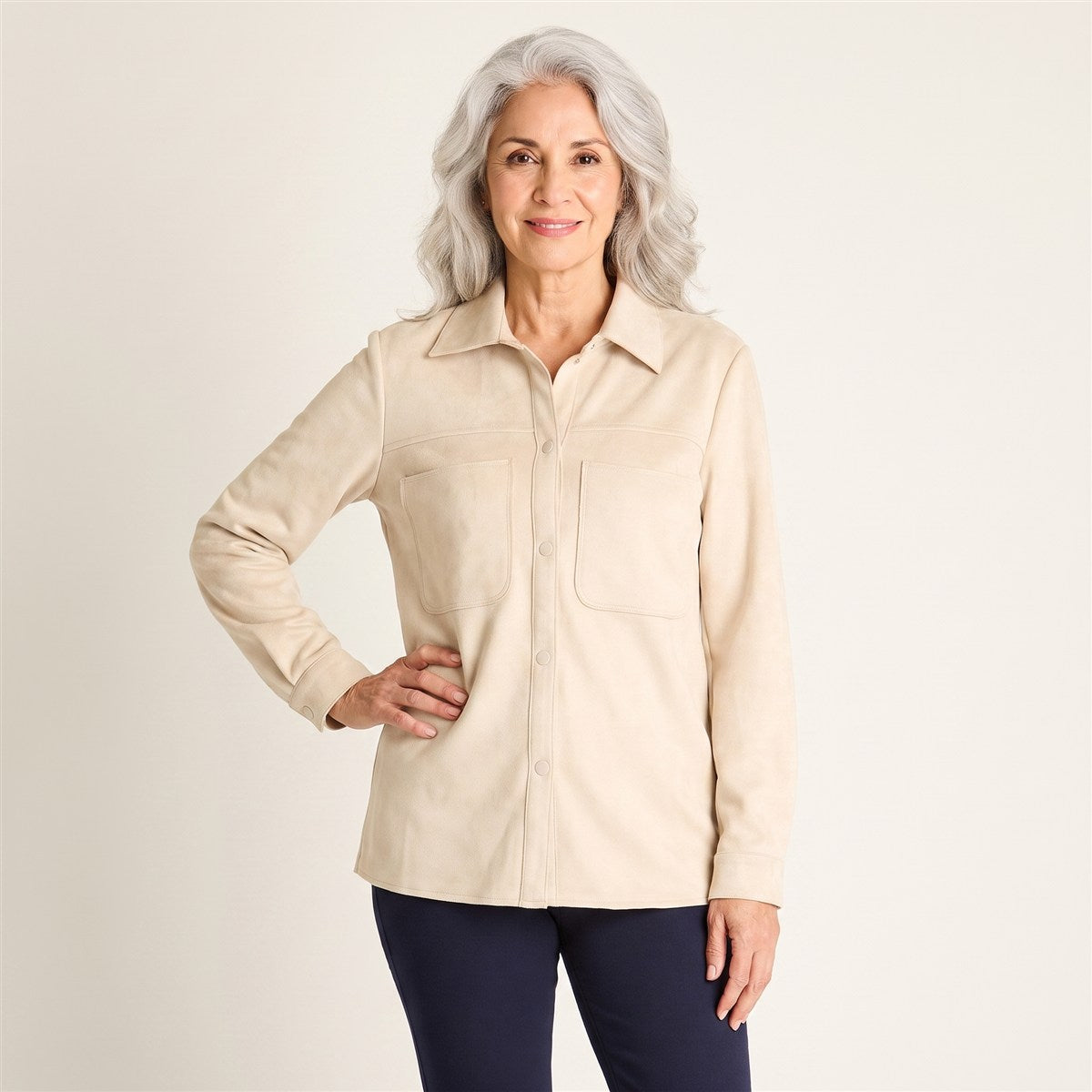 Casaca Beige Manga Larga Baja elasticidad Sin Forro Calce Normal en modelo adulta