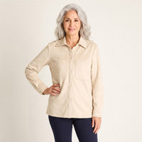 Casaca Beige Manga Larga Baja elasticidad Sin Forro Calce Normal en modelo adulta