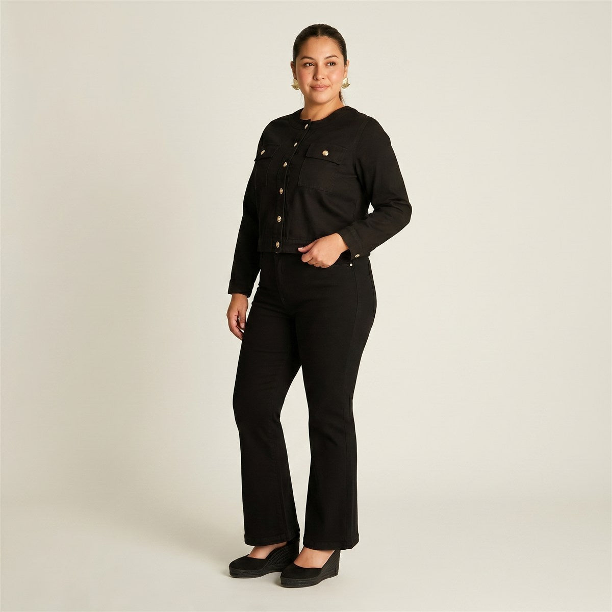 Casaca de Mezclilla Negra con Dos Bolsillos y Manga Larga en modelo plus size