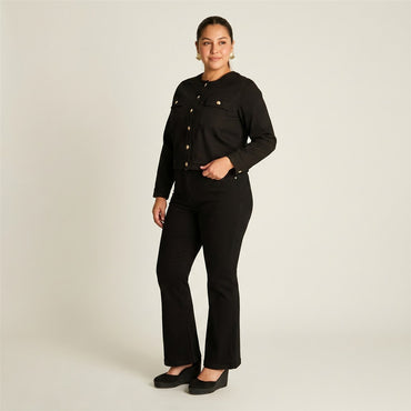 Casaca de Mezclilla Negra con Dos Bolsillos y Manga Larga en modelo plus size