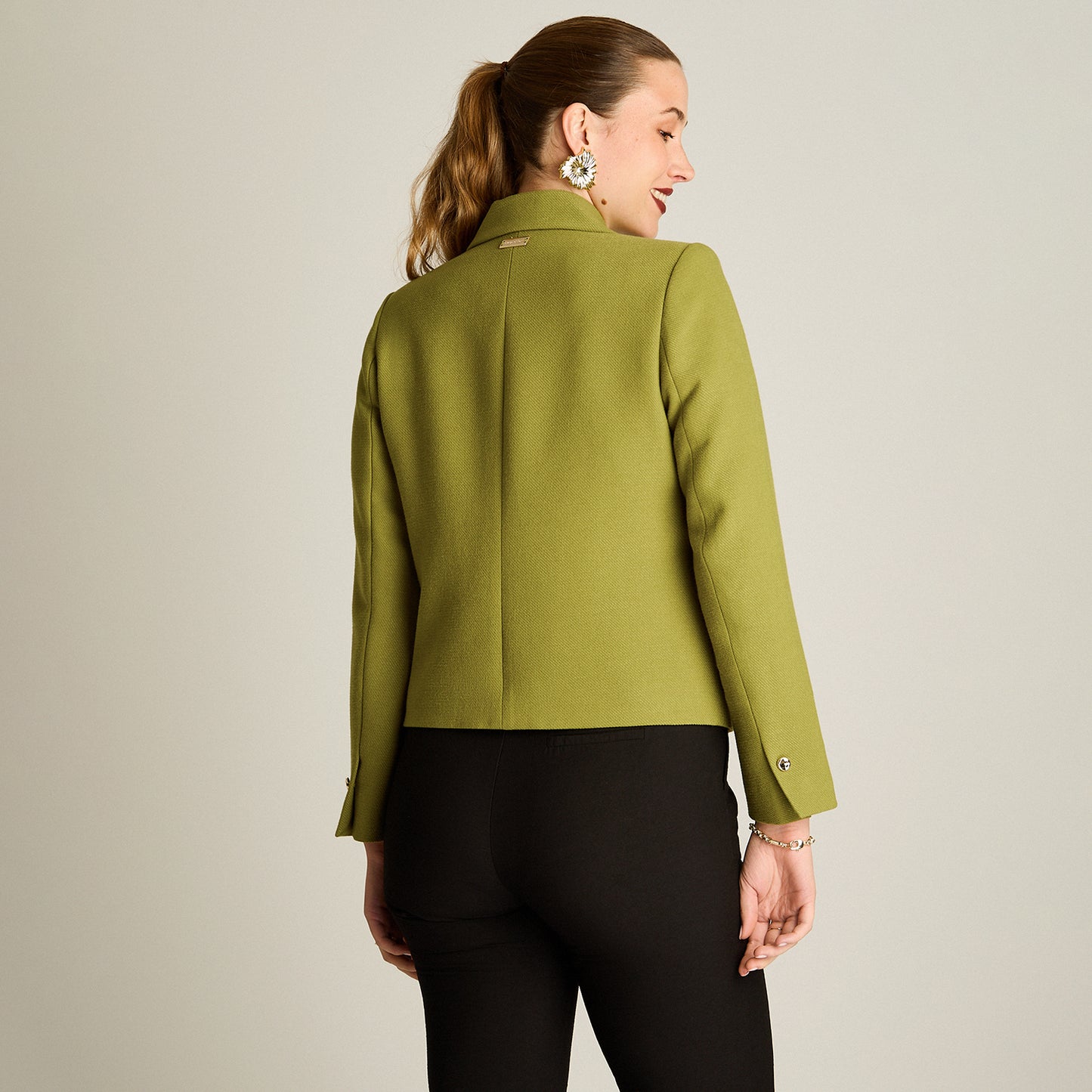 Casaca Pistacho Manga Larga Elasticidad Nula Con Forro Calce Normal Tela Plano