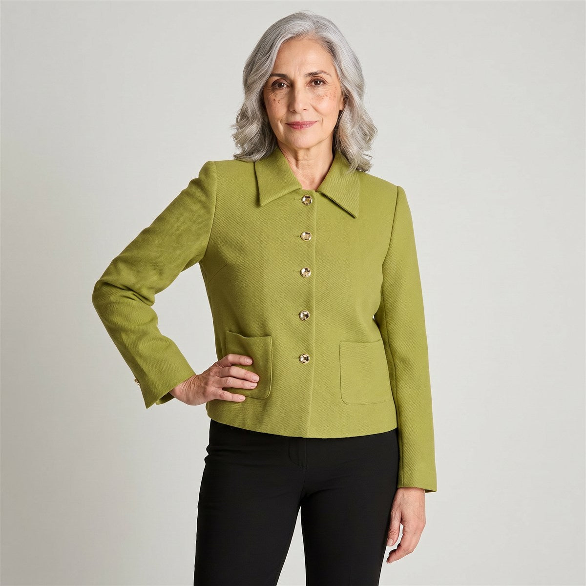 Casaca Pistacho con Botones Dorados y Dos Bolsillos en modelo adulta