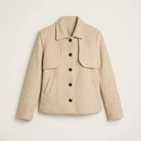 Chaqueta Beige con Botones y Cuello con Solapa en plano