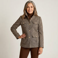Chaqueta Café Estilo Casaca con Estampado Geométrico en modelo adulta