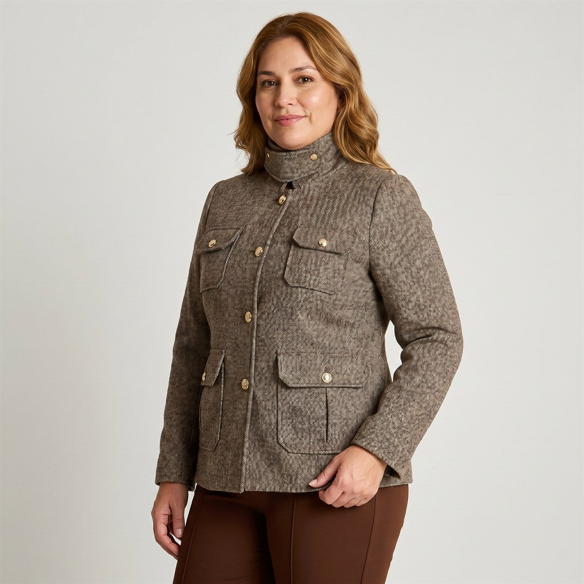 Chaqueta Café Estilo Casaca con Estampado Geométrico en modelo plus size