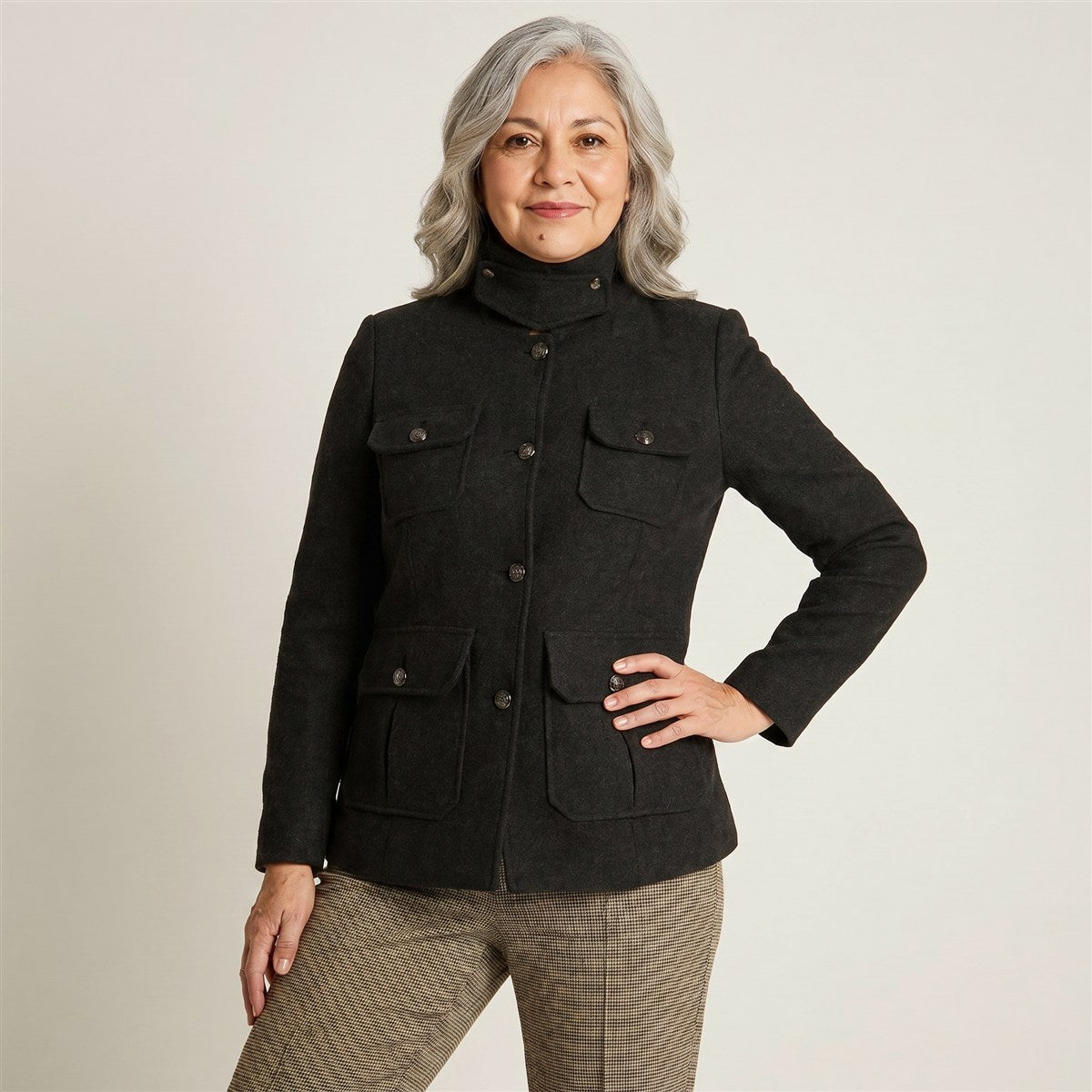 Chaqueta Marengo Estilo Casaca con Bolsillos y Cuello Alto en modelo adulta