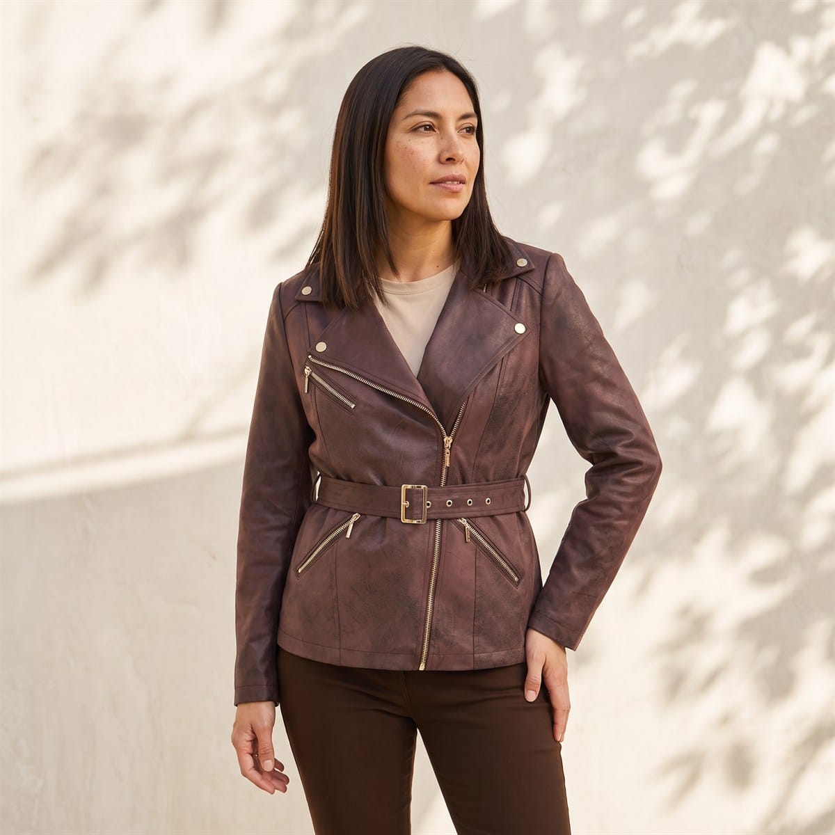 Casaca Biker de Suede Café lifestyle