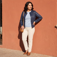 Casaca de Suede con Cierre Azul lifestyle