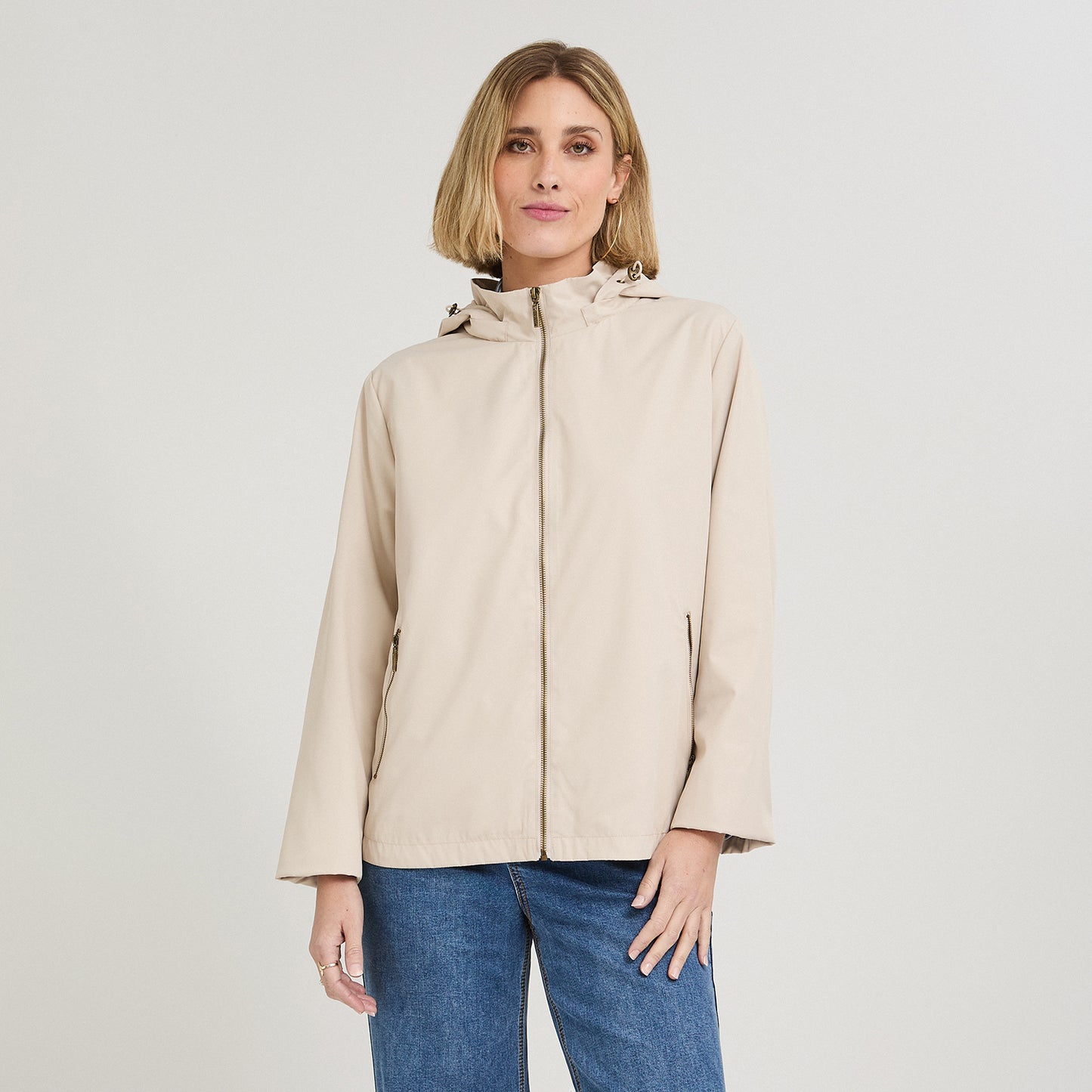 Casaca Corta Viento con Gorro Beige