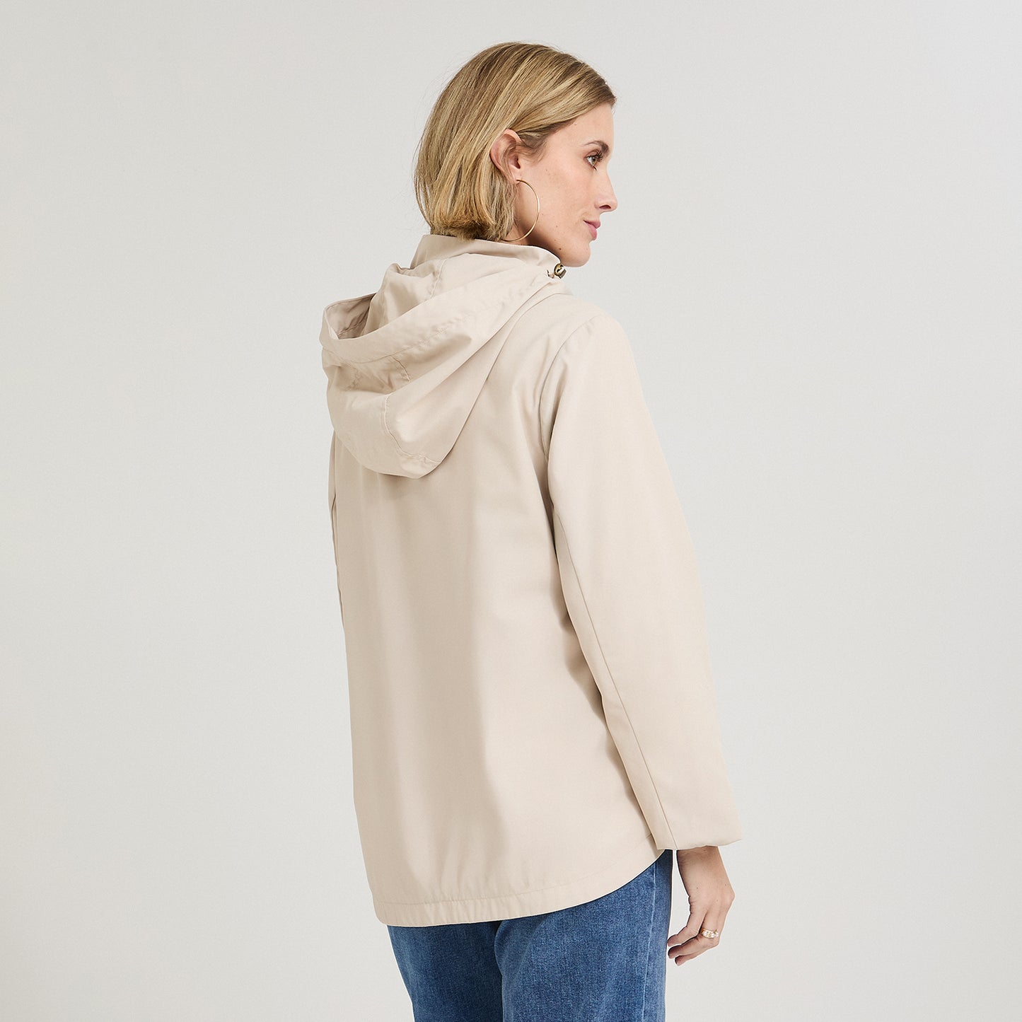 Casaca Corta Viento con Gorro Beige