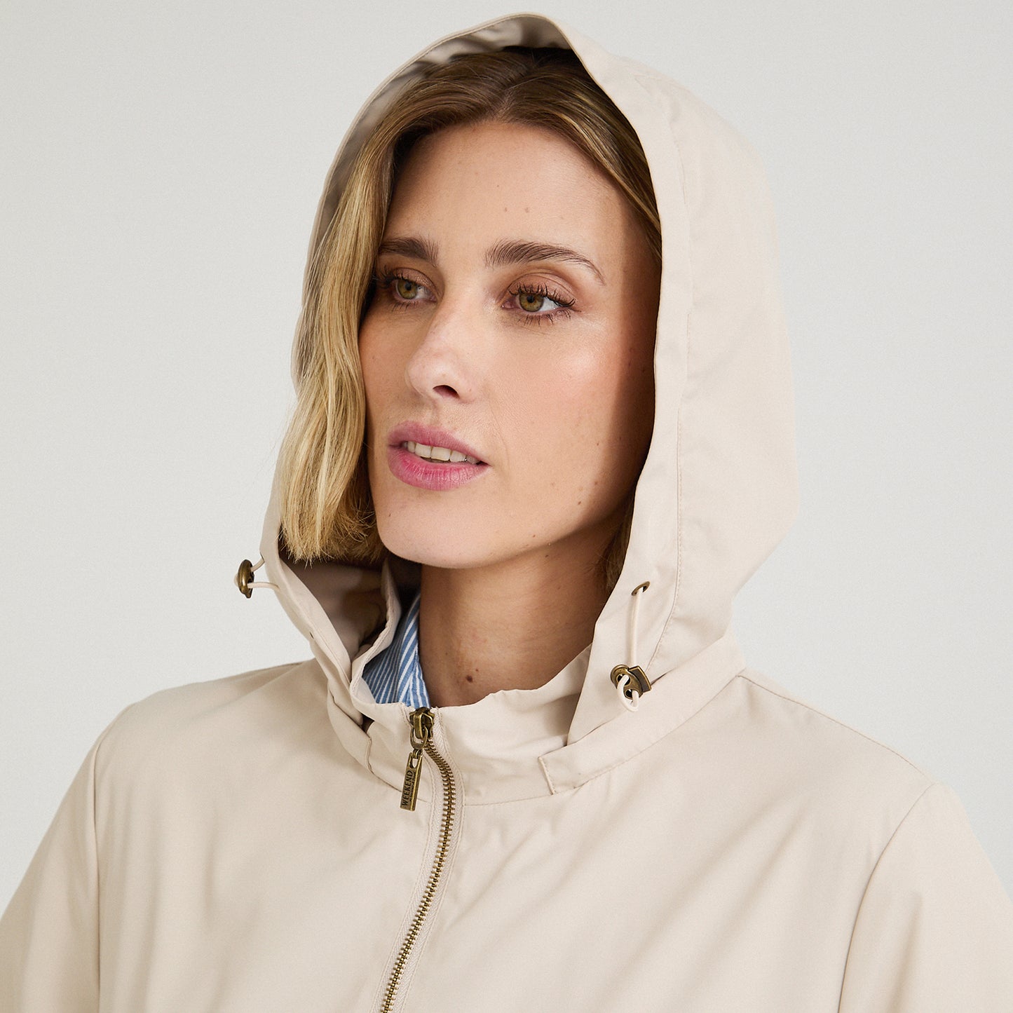 Casaca Corta Viento con Gorro Beige